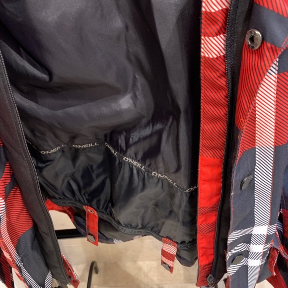 A very stylish women’s O’Neill ski jacket with belt. In excellent condition. - Picture 5 of 6